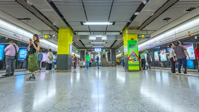 香港地铁上下电梯_候车月台日景固定延时
