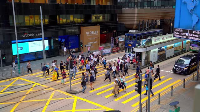 香港红绿灯人来人往日景视频
