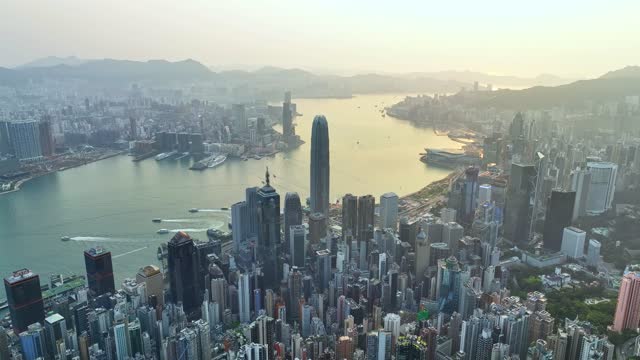 香港城市建筑金色阳光洒在海面上航拍4K
