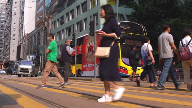 俯拍香港人行道过马路视频4K
