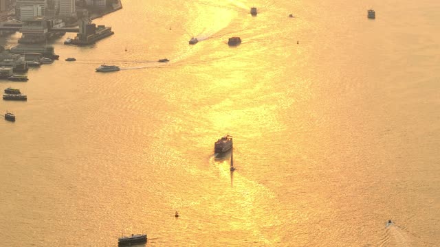 游船在金色的海面上航拍4K30P
