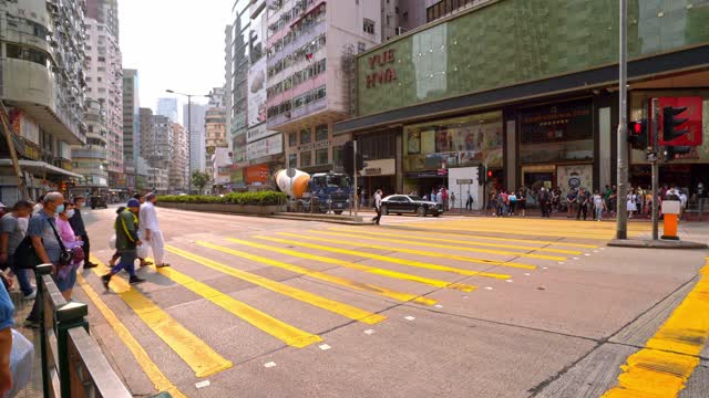 香港红绿灯过马路人来人往日景视频4K
