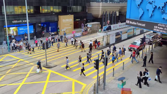 香港繁华地段过红绿灯人来人往日景视频8K
