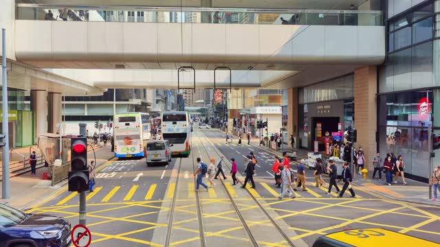 行驶中的香港叮叮车日景视频8K
