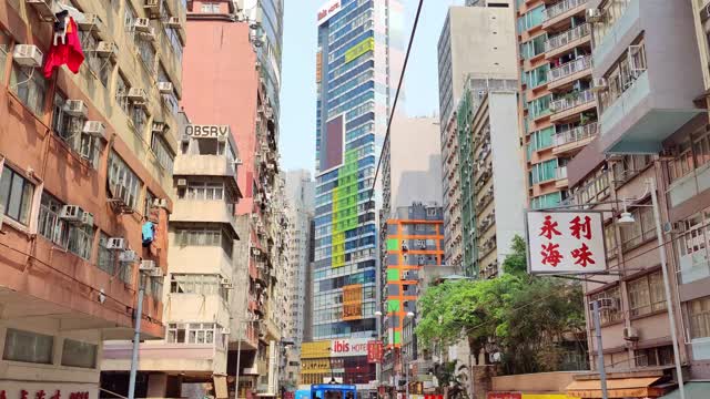 坐在香港叮叮车穿过街道日景视频8K
