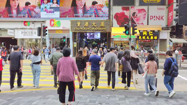 重庆大厦人来人往日景视频8K
